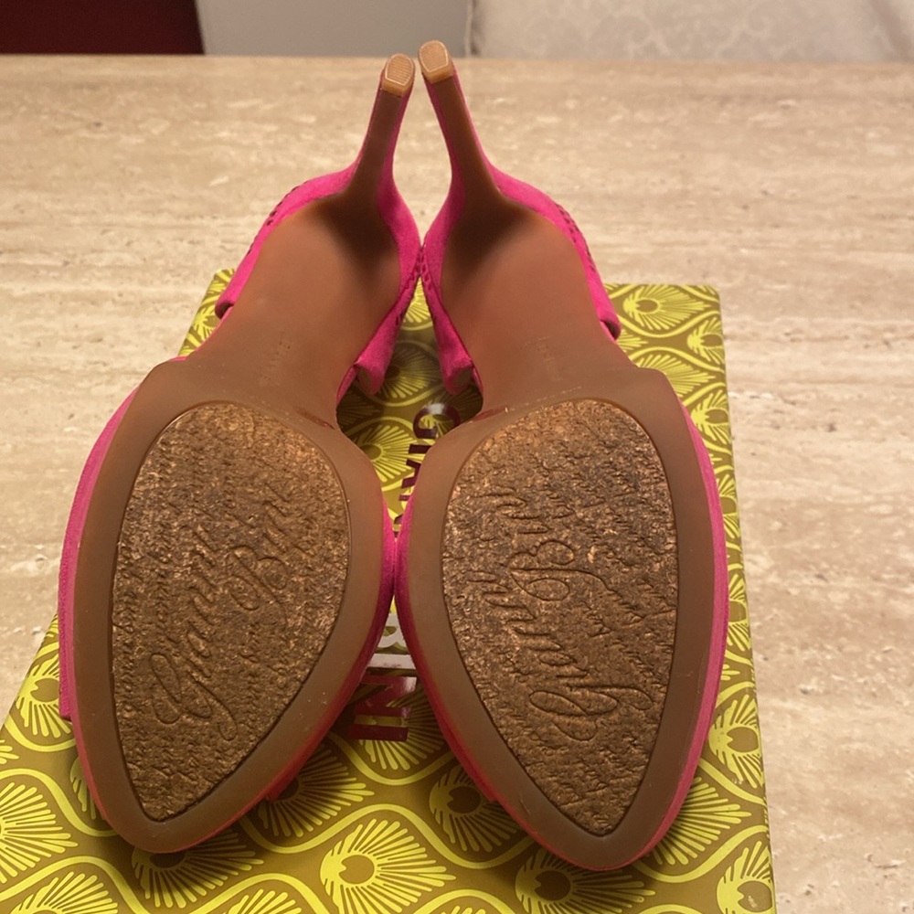 NWB Fucsia Flame Color Gianni Bini 4 1/2” heel, see photos below, never worn. - Picture 3 of 9